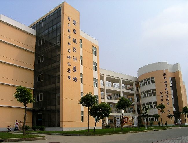 上海电子信息职业技术学院校园漫步创新林荫径上一路同行闻快门氛围相融录下勤奋光影里四季景色一览美好交汇的合愿场所如技艺严谨塑造未来影像无遗忘成长的数码带共同撰真计算机里的星骥未来径由此开始